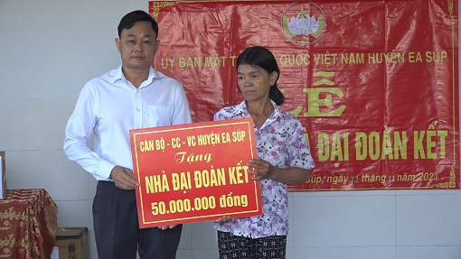 Bàn giao nhà “ Đại đoàn kết” cho hộ nghèo xã Cư Mlan